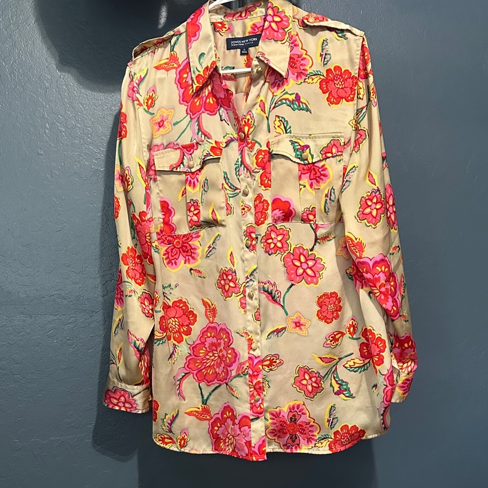 Jones New York woman camel Floral silky Blouse